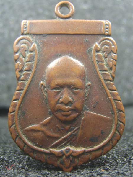 หลวงพ่อเงิน วัดดอนยายหอม พิมพ์เสมา 2500 ผ่านไหมครับ 