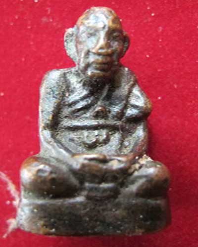 รูปหล่อเนื้อทองแดง  ครับ หลวงปู่สุขครับ ขอสอบถาม..