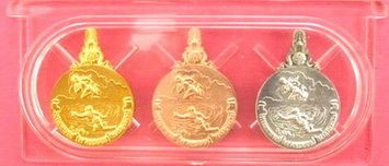 เหรียญพระมหาชนก พิมพ์เล็ก ชุดทองคำ นาก เงิน พร้อมหนังสือ สวยมาก