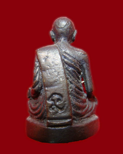 รูปหล่อหลวงพ่อท่านใดครับ