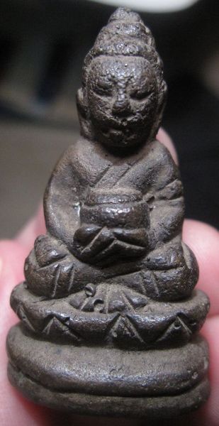 รูปหล่อคล้ายพระกริ่ง แต่ไม่ใช่กริ่ง