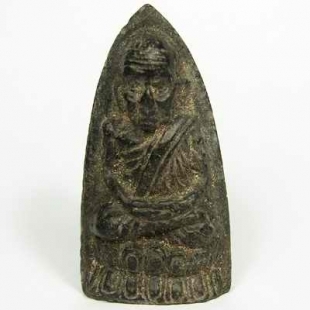 อยากทราบ รุ่น ปี หลงปู่ทวดองค์นี้  และออกวัดใหนใครสร้างครับ