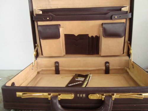 ขายกระเป๋าเจมส์บอน หนังแท้ ของUSA แข็งแรง ใส่เงินได้หลาย ล้านนนน...