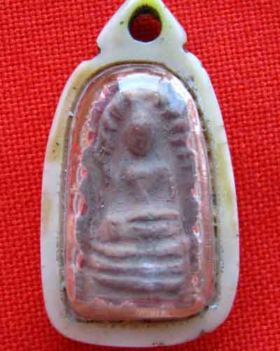 พระรอดองค์นี้แท้ใหมครับ ใม่ทราบว่าที่ใหนสร้างครับ ราคาเล่นหากันประมาณเท่าใหร่ครับ