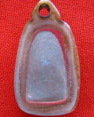 พระรอดองค์นี้แท้ใหมครับ ใม่ทราบว่าที่ใหนสร้างครับ ราคาเล่นหากันประมาณเท่าใหร่ครับ