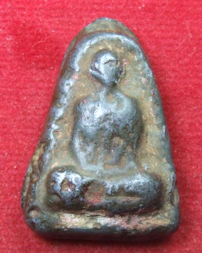 รบกวนหน่อยครับว่าเป็นเกจิท่านใด 