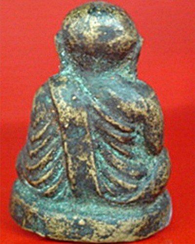 หลวงพ่อเงินองค์นี้ เป็นพิมพ์ขี้ตา หรือว่า พิมพ์นิยม ครับ 