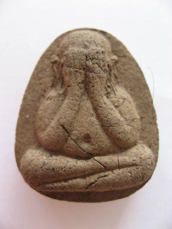 รบกวนผู้รู้พระปิดตาหลังรูปเหมือนครับ