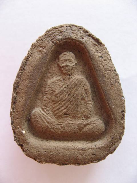 รบกวนผู้รู้พระปิดตาหลังรูปเหมือนครับ