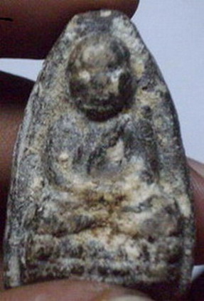 รบกวนผู้รู้ทั้งหลายช่วยดูหลวงปู่ทวด เนื้อว่านเก่า มีจุดที่ไหล่