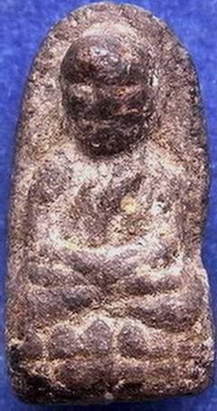 พระหลวงปู่ทวด ปี 2497 เนื้อว่าน รุ่นแรก พิมพ์พระรอดหน้าใหญ่นิยม พร้อมใบเซอร์