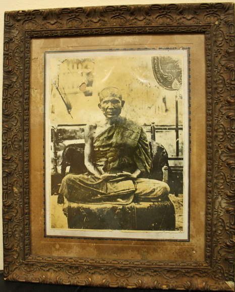 +++ ดีใจครับ เพิ่งได้มา รูปซีเปีย เกือบ 100 ปี หลวงพ่อพวง วัดหนองกระโดน ทันท่าน +++