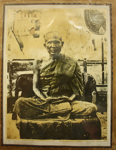 +++ ดีใจครับ เพิ่งได้มา รูปซีเปีย เกือบ 100 ปี หลวงพ่อพวง วัดหนองกระโดน ทันท่าน +++