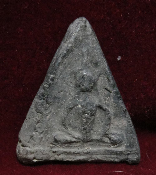 พระเนื้อดินพิมพ์สามเหลี่ยม