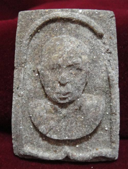 พระเนื้อผงรูปหน้าหลวงพ่อครับ