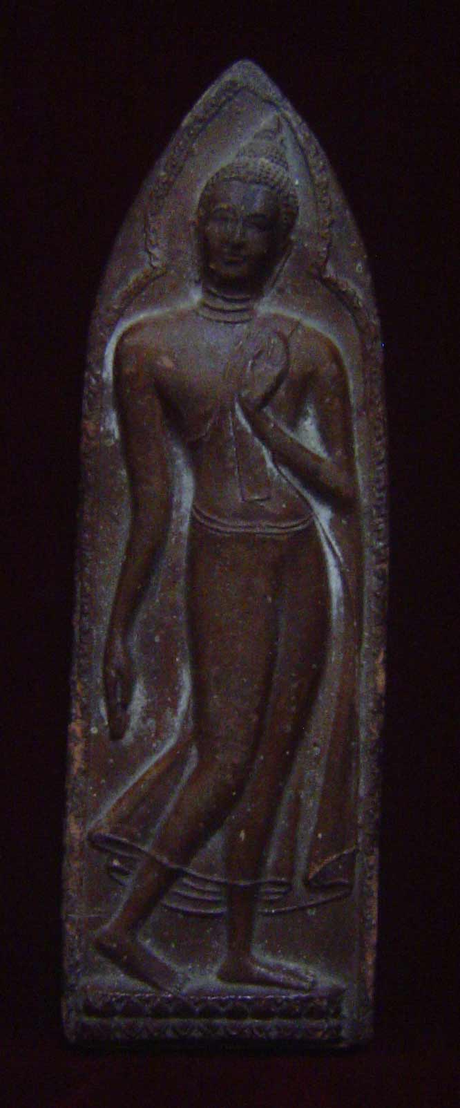 พระปางลีลาเนื้อดินด้านหลังปั๊ม ว.ด.ช.๑