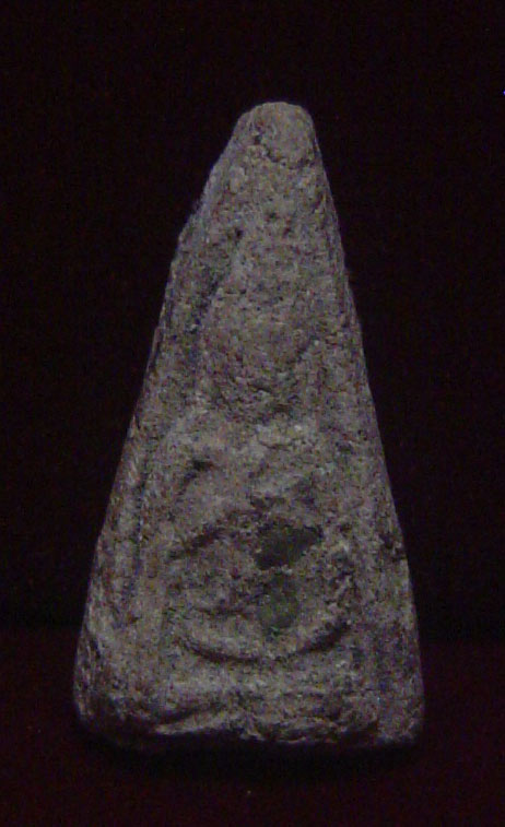 พระพิมพ์นางกำแพงฝังเม็ดทองที่หน้าอกสองก้อนครับ