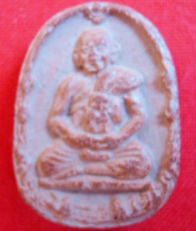 พระเนื้อดินเผา หลังพระแม่ธรณีบีบมวยผม เป็นของหลวงพ่ออะใร วัดใหนครับ