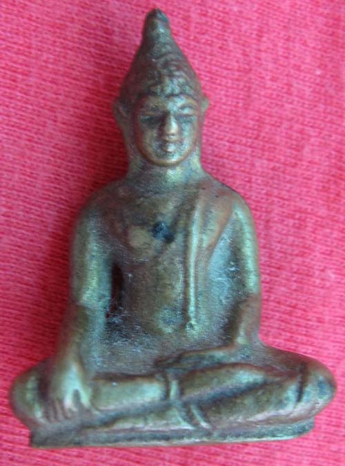 โปรดช่วยดูทีครับรูปหล่อโบราณ หลวงพ่อโตหรือเปล่าครับ