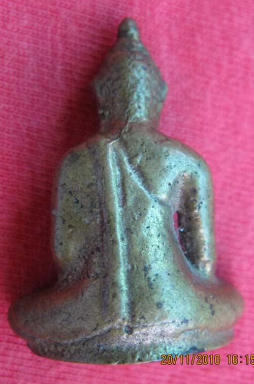 โปรดช่วยดูทีครับรูปหล่อโบราณ หลวงพ่อโตหรือเปล่าครับ