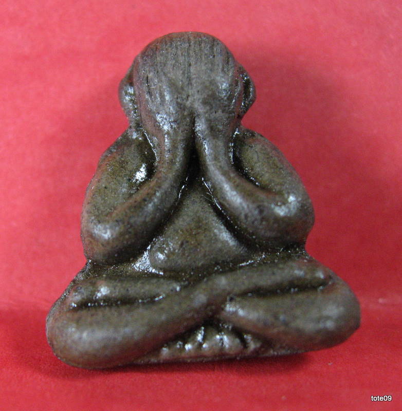 พระปิดตา 2 องค์ น่าจะเป็นภาคอิสาน