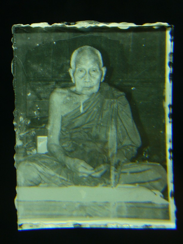 [Auto] กัมมัฏฐานพระเครื่อง - รูปขอบสเเตมป์หลวงปู่สุข วัดโพธิ์ทรายทอง จ.บุรีรัมย์ ( 2 หน้าประกบ)