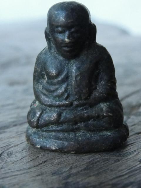 หลวงพ่อเงินครับมียันต์ข้างหลังเนื้อเก่าผิวข้างในเหมือนทองผสม