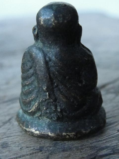 หลวงพ่อเงินครับมียันต์ข้างหลังเนื้อเก่าผิวข้างในเหมือนทองผสม