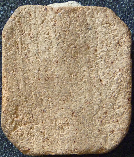 พระเนื้อดินเผ่า หลวงพ่อปาน ทรงไก่หาง4เส้น บัวชั้นเดียว