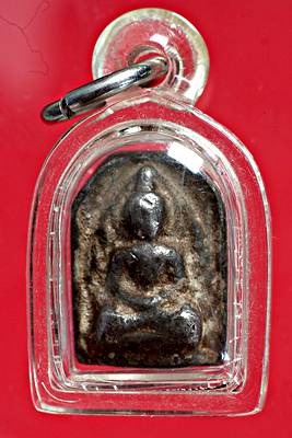 รบกวนสอบถามพระเครื่องครับ อยากทราบว่าพระองค์นี้ ปีไหน วัดอะไร หลวงพ่ออะไรครับ