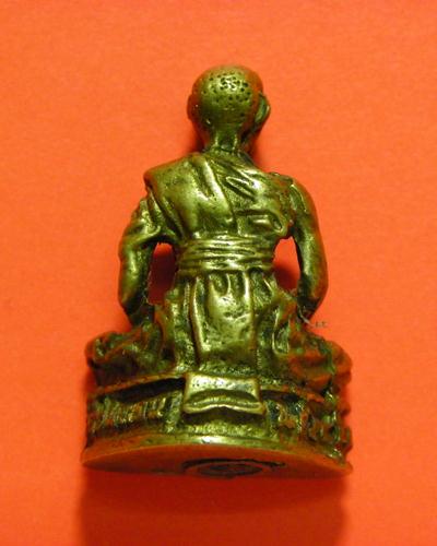 ช่วยดูให้หน่อครับรูปหล่อหลวงพ่อทบ วัดชนแดน ครับ