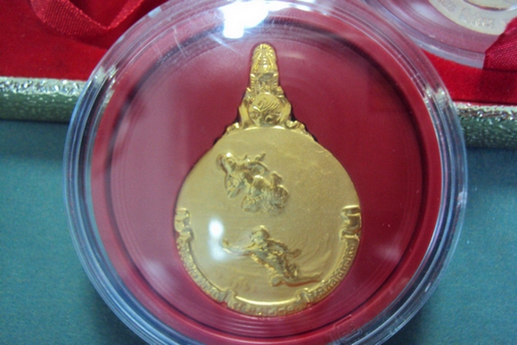เหรียญพระมหาชนก ในวโรกาสปีมหามงคลเฉลิมพระชนมพรรษา 6 รอบ พุทธศักราช 2542 
