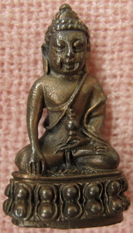 รบกวนช่วยหาที่ให้พระชัยวัฒน์องค์นี้ด้วยครับ.........ขอบคุณครับ