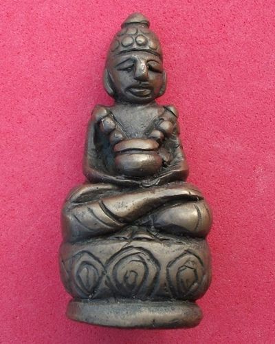 ผู้รู้ช่วยดูหน่อยครับพระอะไรออกที่ไหน