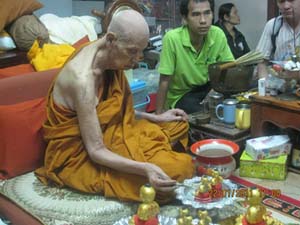 เปิดจอง กุมาทอง หลวงพ่อแย้ม วัดสามง่าม จ.นครปฐม ที่โ่งดังเรื่องทำกุมาร พารวย