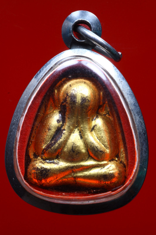 พระปิดตาหลวงพ่อบ๊วยวัดเครือวัลย์ พิมพ์หลังแบบ