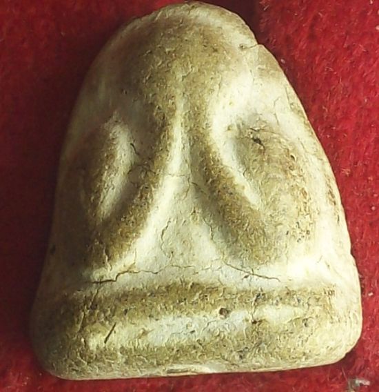 รบกวนเพือนสมาชิกช่ายบอกหน่อยว่าเป็นพระปิดตาเนื้อผง มีเส้นเกศาหลวงพ่อ ไม่ทราบว่าที่ไทน ช่วยบอกผมหน่อย