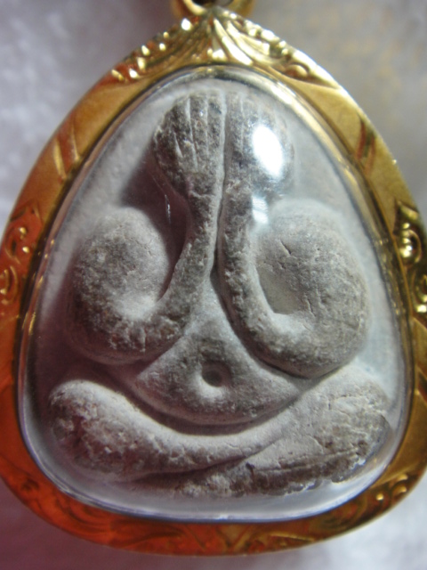 หลวงปู่โต๊ะ พระปิดตามหาเสน่ห์ วัดประดู่ฉิมพลี ปี 2518 เลี่ยมทอง (รับประันแท้ตลอดชีพ)