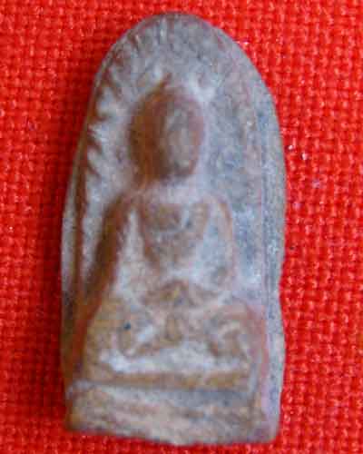 พระรอดองค์นี้แท้ใหมครับ ใม่ทราบว่าที่ใหนสร้างครับ ราคาเล่นหากันประมาณเท่าใหร่ครับ