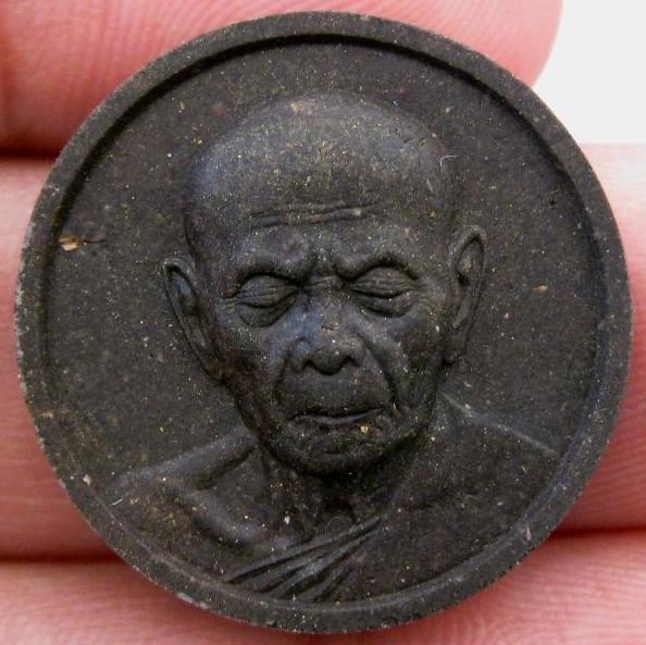 พระเนื้อผงจันทร์ลอย หลวงปู่ทิม อิสริโก วัดแม่น้าคู้เก่า 