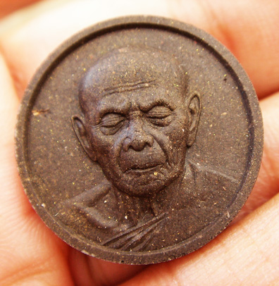 พระเนื้อผงจันทร์ลอย หลวงปู่ทิม อิสริโก วัดแม่น้าคู้เก่า 