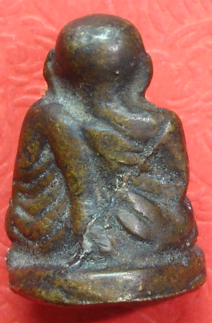 รูปหล่อหลวงพ่อเงินขนาดเล็กกว่ารูปหล่อทั่วไป ครับ