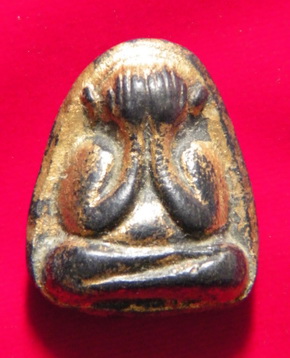 เรียนท่านผุ้รู้ ปิดตาวัดไหนครับ ด้านหลังรูปเหมือน