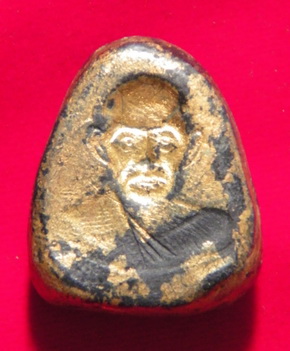 เรียนท่านผุ้รู้ ปิดตาวัดไหนครับ ด้านหลังรูปเหมือน