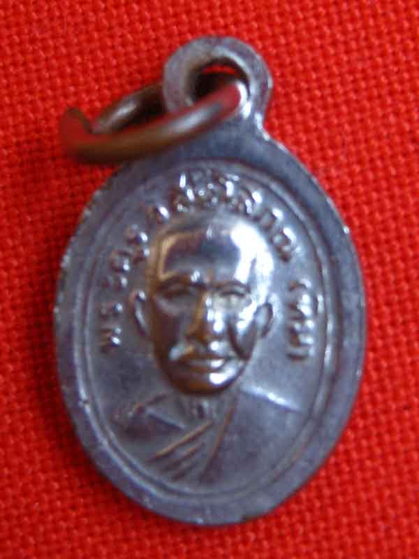 เม็ดแตง หลวงปู่ทวด แท้ใหมครับ ปีใหน บล๊อกใหน นิยมหรือไม่ครับ ราคาเท่าใหร่ครับ