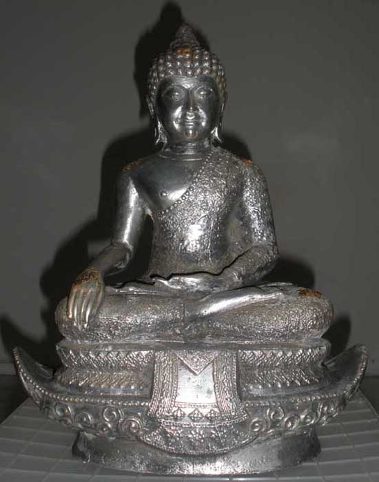 พระบูชา เนื้อชินเงิน หน้าตัก 9 นิ้ว สูงจากฐาน ถึง ปลายพระเกศ 15 นิ้ว 