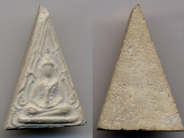 รบกวนช่วยดูพระพิมพ์สามเหลี่ยมองค์นี้ให้ด้วยครับ