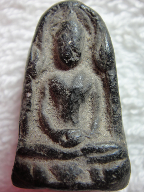 ไมทราบว่าเป็นพระที่ไหน เนื้อดำเข้มดีครับ แท้มั้ยครับ