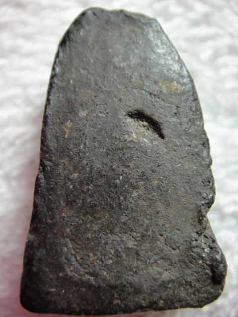 ไมทราบว่าเป็นพระที่ไหน เนื้อดำเข้มดีครับ แท้มั้ยครับ