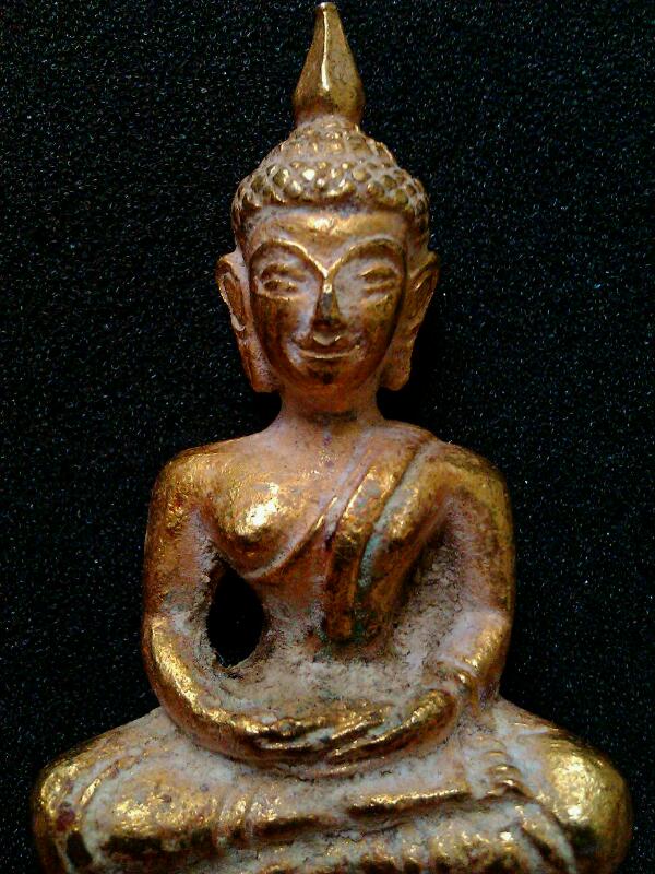 พระบูชาขนาดประมาณ2-3" สีทอง ไม่ทราบจริงๆว่าเป็นของที่ไหน  รบกวนพี่ๆด้วยนะครับ
